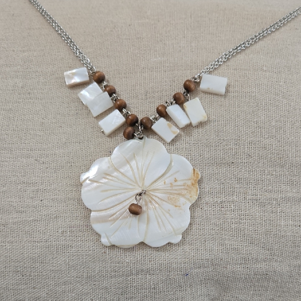 Elegant Mother-of-Pearl Floral Necklace